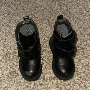 Black toddler girl boots .